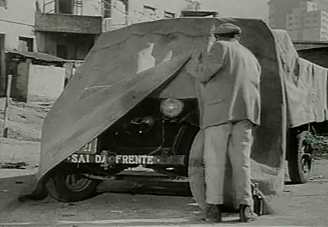 Mazzaropi - Sai da Frente (1952)
